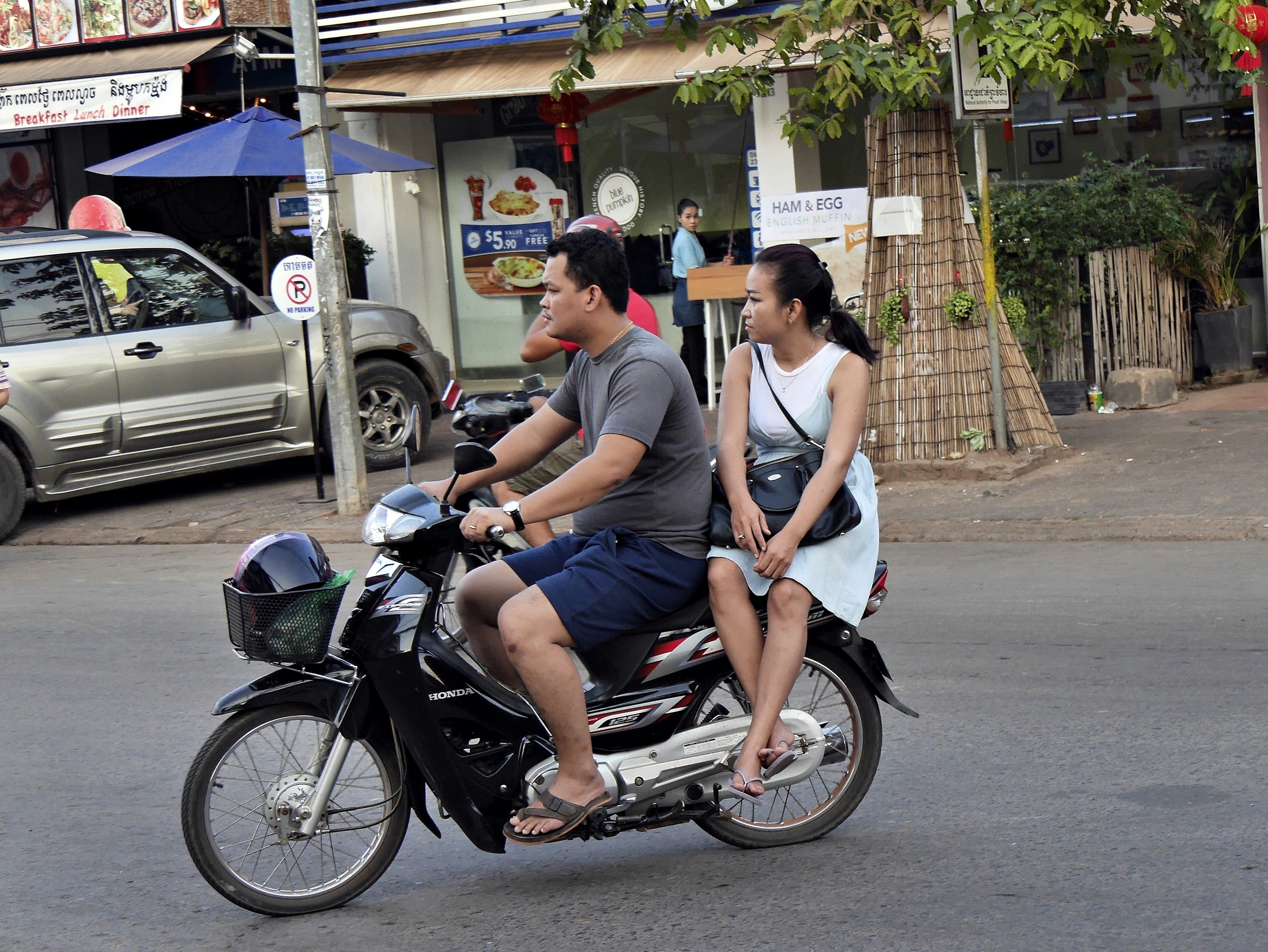 Mann und Frau auf Motorrad
