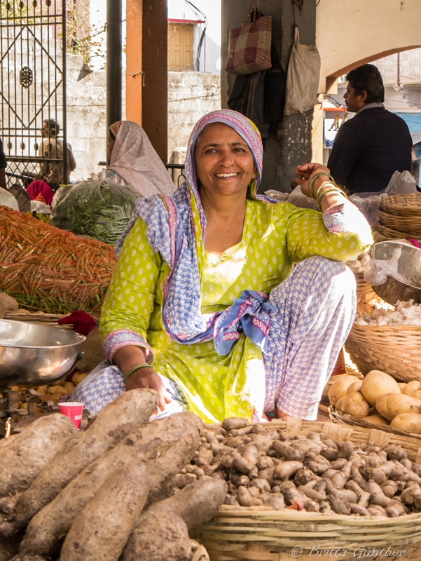 Verkäuferin Gemüsemarkt Udaipur