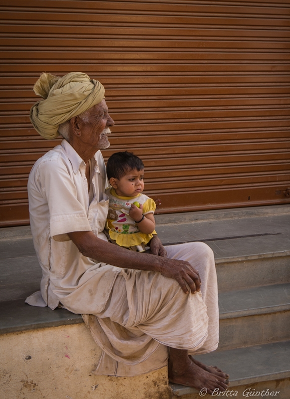 Großvater und Enkel - indisches Dorf