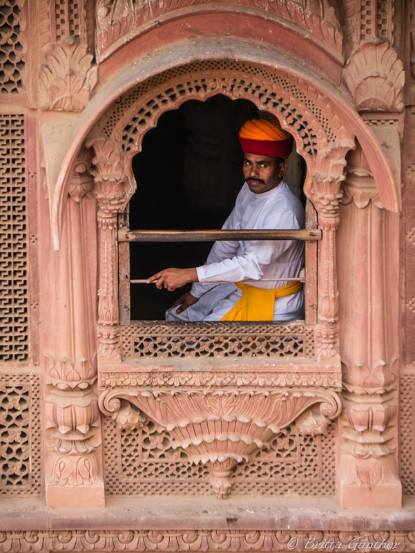 Museumswärter am Fenster - Festung Jodhpur