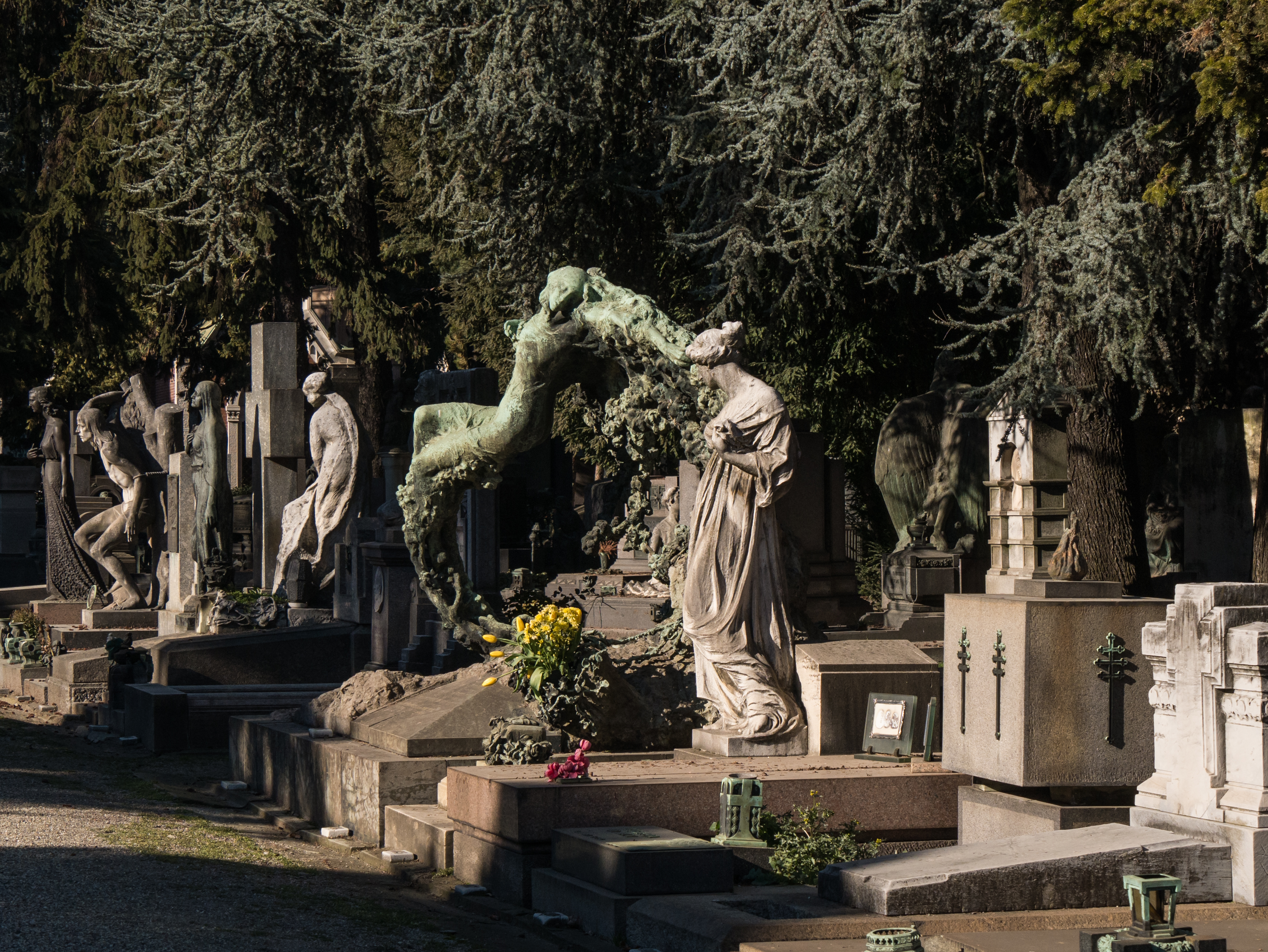 Grabreihe mit unterschiedlichen Statuen