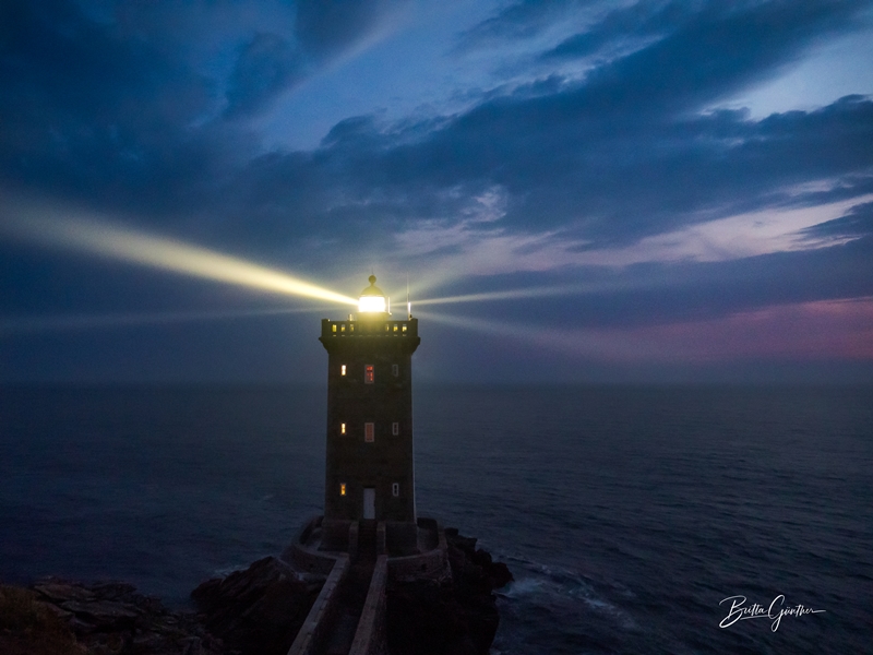 Leuchtturm am Fort de Kermorvan bei Nacht