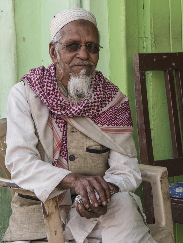 Alter Mann im traditionellem Gewand mit Sonnenbrille