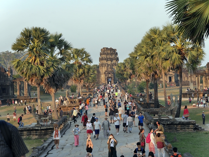Blick von Angkor Wat zum Eingangtor