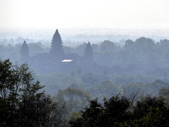 Ansicht Angkor Wat im Frühnebel